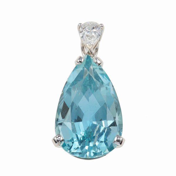 Pendente con acquamarina di ct 14.80 e diamante taglio goccia di ct 0.50, colore D, caratteristiche interne IF  - Asta Fine Jewels - Associazione Nazionale - Case d'Asta italiane