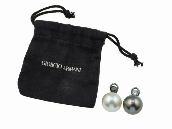 Giorgio Armani. Orecchini con perla coltivata bianca e nera e diamanti  - Asta Fine Jewels - Associazione Nazionale - Case d'Asta italiane