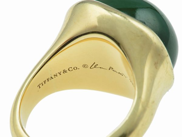 Tiffany & Co. by Elsa Peretti. Anello Cabochon con giada verde  - Asta Fine Jewels - Associazione Nazionale - Case d'Asta italiane