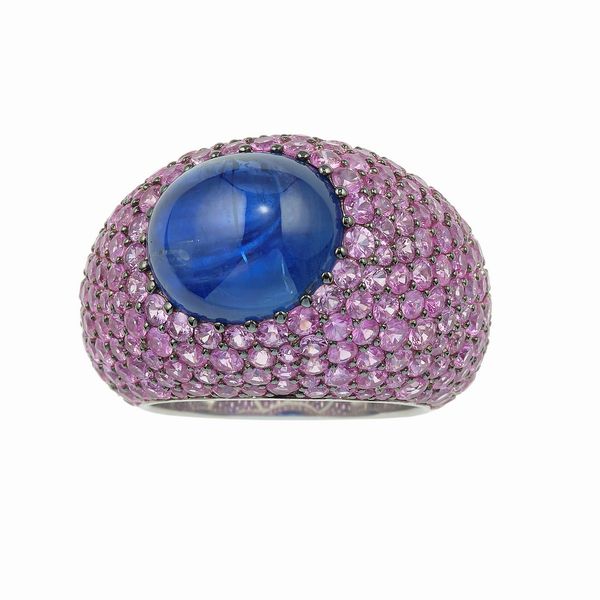 Anello con zaffiro Sri Lanka taglio cabochon, nessuna indicazione di trattamento termico, e zaffiri rosa  - Asta Fine Jewels - Associazione Nazionale - Case d'Asta italiane