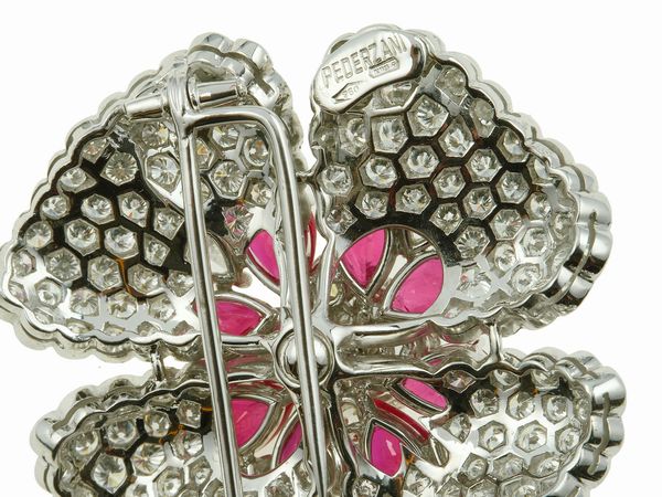 Pederzani. Spilla fiore con diamanti taglio brillante e goccia per ct 11.24 e rubini birmani per ct 7.62  - Asta Fine Jewels - Associazione Nazionale - Case d'Asta italiane