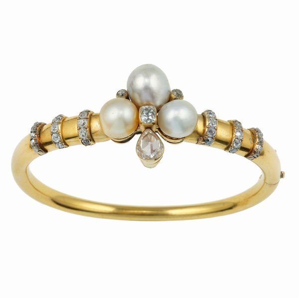 Bracciale rigido con tre perle naturali di acqua salata e diamanti  - Asta Fine Jewels - Associazione Nazionale - Case d'Asta italiane