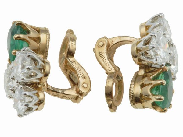 Cartier. Orecchini con smeraldi taglio goccia e diamanti taglio brillante  - Asta Fine Jewels - Associazione Nazionale - Case d'Asta italiane