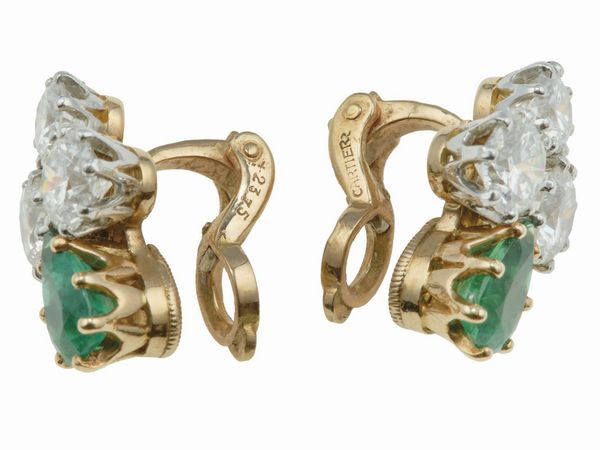 Cartier. Orecchini con smeraldi taglio goccia e diamanti taglio brillante  - Asta Fine Jewels - Associazione Nazionale - Case d'Asta italiane