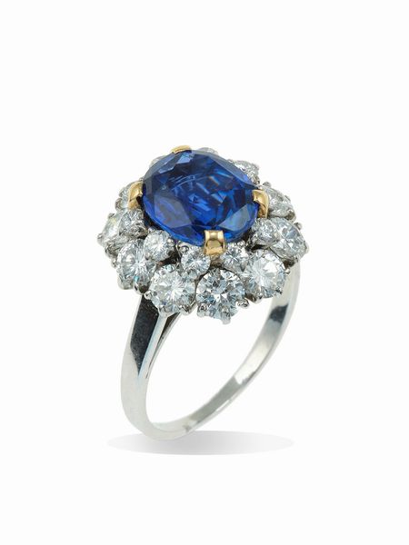 Bulgari. Anello con zaffiro Sri Lanka di ct 3.34, inciso sul gambo e diamanti a contorno  - Asta Fine Jewels - Associazione Nazionale - Case d'Asta italiane