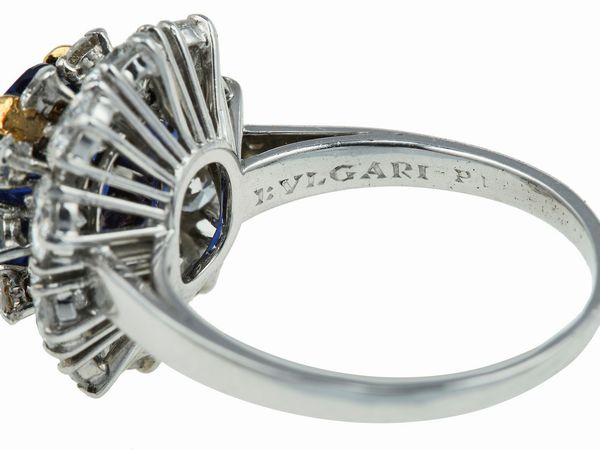 Bulgari. Anello con zaffiro Sri Lanka di ct 3.34, inciso sul gambo e diamanti a contorno  - Asta Fine Jewels - Associazione Nazionale - Case d'Asta italiane