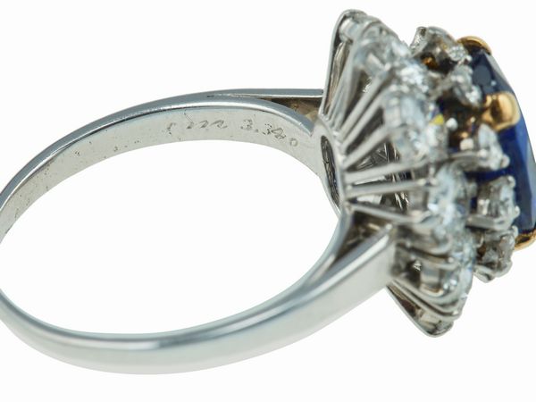 Bulgari. Anello con zaffiro Sri Lanka di ct 3.34, inciso sul gambo e diamanti a contorno  - Asta Fine Jewels - Associazione Nazionale - Case d'Asta italiane