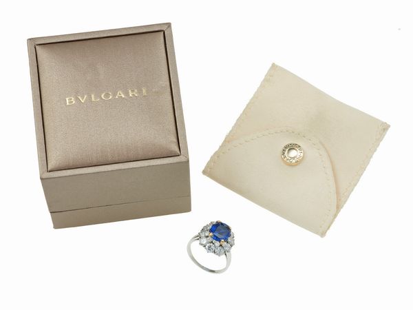 Bulgari. Anello con zaffiro Sri Lanka di ct 3.34, inciso sul gambo e diamanti a contorno  - Asta Fine Jewels - Associazione Nazionale - Case d'Asta italiane