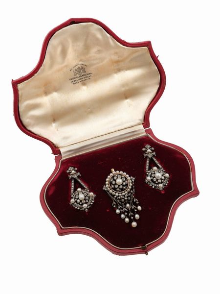 Demi-parure composta da orecchini e spilla/pendente con diamanti e piccole perle  - Asta Fine Jewels - Associazione Nazionale - Case d'Asta italiane