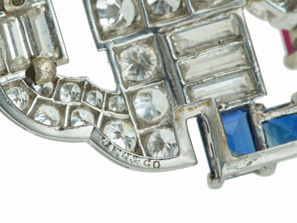 J.E.Caldwell & Co. Spilla con diamanti, zaffiri e rubino  - Asta Fine Jewels - Associazione Nazionale - Case d'Asta italiane