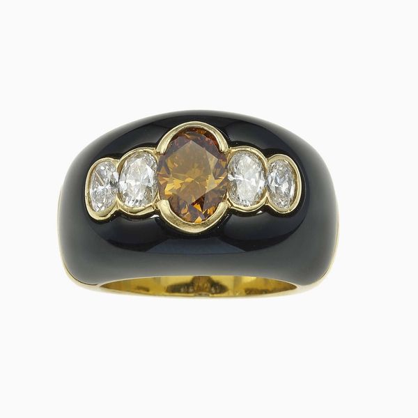 Anello a fascia con diamante centrale fancy orangy brown di ct 1.48, irradiato  - Asta Fine Jewels - Associazione Nazionale - Case d'Asta italiane