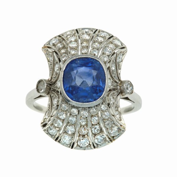 Anello con zaffiro Sri Lanka di ct 2.90 circa e piccoli diamanti  - Asta Fine Jewels - Associazione Nazionale - Case d'Asta italiane