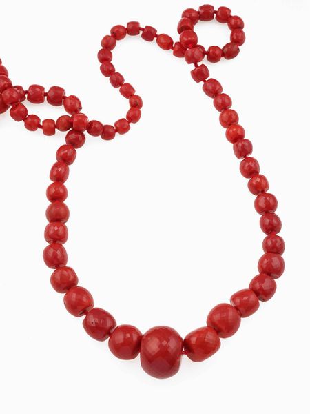 Collana lunga con grandi boules di corallo  - Asta Fine Jewels - Associazione Nazionale - Case d'Asta italiane