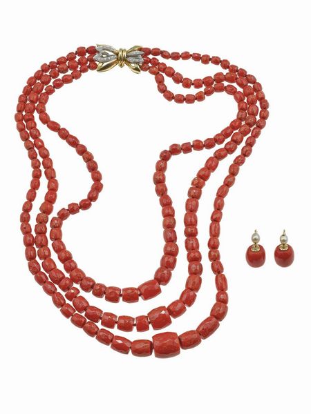 Collana a tre fili di corallo e diamanti ed un paio di orecchini con corallo e piccole perle  - Asta Fine Jewels - Associazione Nazionale - Case d'Asta italiane