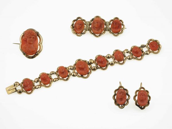 Parure composta da bracciale, due spille ed un paio di orecchini con cammei in corallo  - Asta Fine Jewels - Associazione Nazionale - Case d'Asta italiane