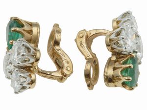 Cartier. Orecchini con smeraldi taglio goccia e diamanti taglio brillante  - Asta Fine Jewels - Associazione Nazionale - Case d'Asta italiane