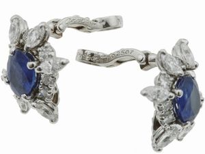 Cartier. Orecchini con zaffiri Sri Lanka di ct 1.30 e 1.40 circa e diamanti taglio navetta e brillante a contorno  - Asta Fine Jewels - Associazione Nazionale - Case d'Asta italiane