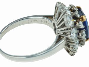 Bulgari. Anello con zaffiro Sri Lanka di ct 3.34, inciso sul gambo e diamanti a contorno  - Asta Fine Jewels - Associazione Nazionale - Case d'Asta italiane