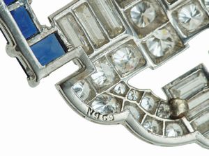 J.E.Caldwell & Co. Spilla con diamanti, zaffiri e rubino  - Asta Fine Jewels - Associazione Nazionale - Case d'Asta italiane