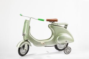 Pierre Gui : Vespa a pedali  - Asta Giocattoli d'Epoca - Associazione Nazionale - Case d'Asta italiane