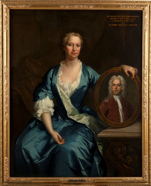 Scuola inglese, secolo XVIII : Ritratto di Lady Frederick con il dipinto del marito, Sir Thomas  Frederick  - Asta Dipinti e Disegni Antichi - Associazione Nazionale - Case d'Asta italiane