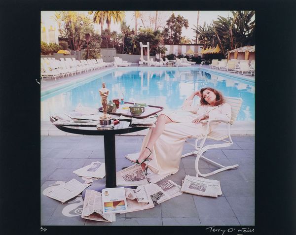 Terry O'Neill : Faye Dunaway by the pool, Beverly Hills  - Asta Arte Moderna e Contemporanea - Associazione Nazionale - Case d'Asta italiane