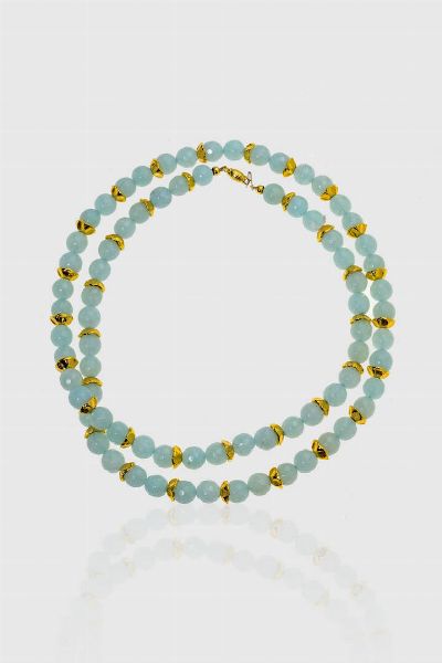 LUNGA COLLANA : Lunghezza cm 83 composta da un filo di sfere di acquamarine milk sfaccettate del diam. di mm 9-9 2 ca. Chiusura in oro giallo  a moschettone; distanziali placcati.  - Asta Gioielli  - Associazione Nazionale - Case d'Asta italiane