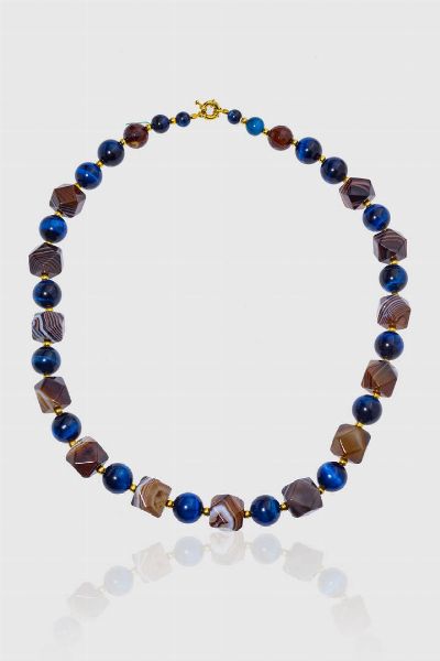 COLLANA : Lunghezza cm 58 composta da un filo di sfere di occhio di gatto nei toni del blu e pietre dure sfaccettate. Chiusura e distanziali in metallo dorato.  - Asta Gioielli  - Associazione Nazionale - Case d'Asta italiane