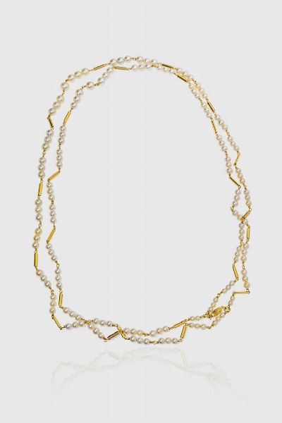 COLLANA : Peso lordo gr 93 8 Lunghezza cm 80 composta da due fili di perle giapponesi a scalare dal diam. di mm 4 8 a 9 5ca  alternate a segmenti in oro giallo.  - Asta Gioielli  - Associazione Nazionale - Case d'Asta italiane