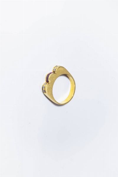 ANELLO : Peso gr 5 9 Misura 12 (52) in oro giallo  sommit ad onde  con rubini taglio carr per totali ct 0 28 ca e diamanti taglio 8/8 per totali ct 0 15 ca.  - Asta Gioielli  - Associazione Nazionale - Case d'Asta italiane