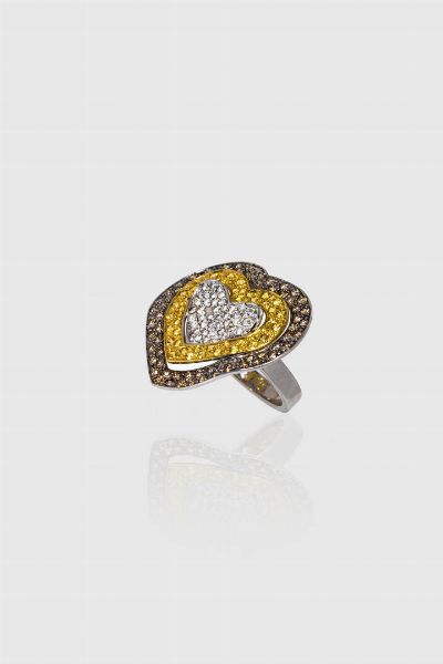 ANELLO : Peso gr 9 7 Misura 16 (56) in oro bianco  sommit a forma di cuore  con pav di diamanti taglio brillante di colore bianco per totali ct 0 46 ca  brown e gialli per totali ct 1 13 ca  - Asta Gioielli  - Associazione Nazionale - Case d'Asta italiane