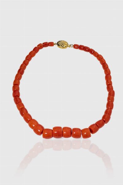 COLLANA : Peso gr 90 8 Lunghezza cm 47 composta da un filo di barilotti a scalare di corallo rosso mediterraneo  dal diam. di mm 7 5 a 16 ca. Chiusura in oro giallo 9 Kt.  - Asta Gioielli  - Associazione Nazionale - Case d'Asta italiane