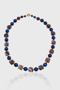 COLLANA - Lunghezza cm 58 composta da un filo di sfere di occhio di gatto nei toni del blu e pietre dure sfaccettate. Chiusura  [..]