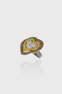 ANELLO - Peso gr 9 7 Misura 16 (56) in oro bianco  sommit a forma di cuore  con pav di diamanti taglio brillante di colore  [..]