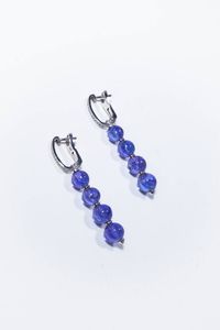 COPPIA DI ORECCHINI - Peso gr 6 9 pendenti  in oro bianco  con sfere di tanzanite del diam. di mm 7 per totali ct 19. Diamanti taglio  [..]