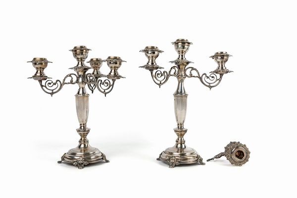 Coppia di candelabri in argento a quattro luci, Francia (?), XIX secolo  - Asta Argenti Antichi e da Collezione - Associazione Nazionale - Case d'Asta italiane