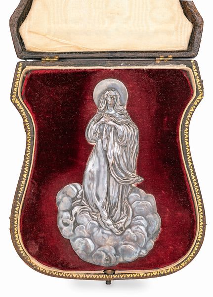 Lamina sbalzata ed incisa in argento 800/000 raffigurante Madonna sulle nubi, fine del XIX secolo  - Asta Argenti Antichi e da Collezione - Associazione Nazionale - Case d'Asta italiane