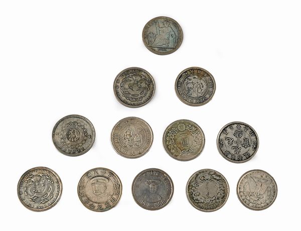 Lotto di 12 falsi d'epoca: 10 monete da 1 Dollaro Cina e da 1 Yen Giappone, 1 Dollaro USA e 1 Piastra di commercio Francese  - Asta Numismatica - Associazione Nazionale - Case d'Asta italiane