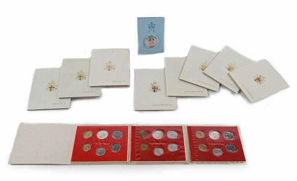 Lotto Serie Divisionali Giovanni Paolo II Città del Vaticano: 1979 A.I; 1980 A.II; 1981 A.III; 1982 A.IV; 1983 A.V (2 pz.); Anno Santo 1983-84 (5 pz.); Medaglia non ufficiale posa 5° centenario prima pietra basilica di San Pietro  - Asta Numismatica - Associazione Nazionale - Case d'Asta italiane