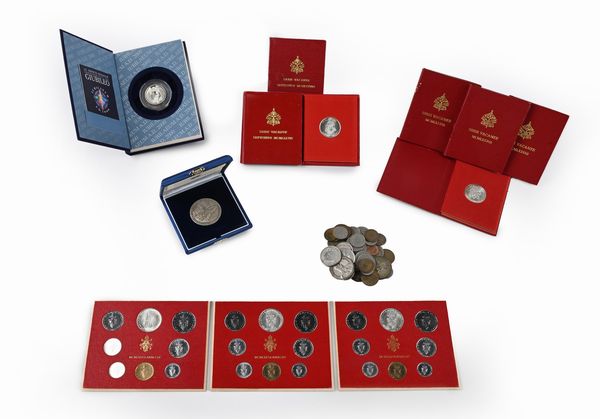 3 Serie Divisionali Anno XV 1977 Paolo VI, 4 confezioni 500 Lire Sede Vacante 1978, 3 confezioni 500 Lire Sede Vacante Settembre 1978; Medaglia Commemorativa del Giubileo 2000; Medaglia Jubilaeum 2000; Monete Varie  - Asta Numismatica - Associazione Nazionale - Case d'Asta italiane