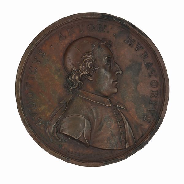 TOMMASO Mercandetti : Medaglia in bronzo commemorativa di Ludovico Antonio Muratori (1672-1750); datata 1806 e firmata T.Mercandetti F.R. - D/ Busto a destra con berretto e mantella LVDOVICVS • ANTON • MVRATORIVS •  R/ La Storia in piedi con il braccio cerca di fermare il Tempo, a terra ruderi di monumenti ITALIAE HISTORIA AB INIVRIA TEMPORIS VINDICATA in esergo T. M. INV. ET S. ROMAE MDCCCVI •  - Asta Numismatica - Associazione Nazionale - Case d'Asta italiane