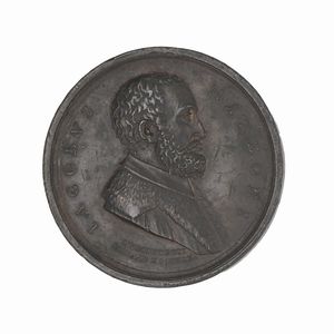 TOMMASO Mercandetti - Medaglia in bronzo commemorativa di Jacopo Mazzoni (1548-1598); datata 1809 e firmata Mercandetti - D/ Busto con bavero e pelliccia IACOBVS MAZZONI sotto MERCANDETTI F. ROMAE MDCCCIX R/ Scena allegorica col Mazzoni in piedi, presso uno scrittoio col busto di Dante, mentre scrive e riceve da medusa alata una tavoletta COLLIGIT•ARMATAS•CELEBRI•PRO•DANTE•COHORTES