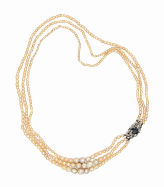 Collana di perle naturali a tre fili con chiusura in oro, diamanti e zaffiro  - Asta Importanti Gioielli e Orologi da polso e da tasca - Associazione Nazionale - Case d'Asta italiane