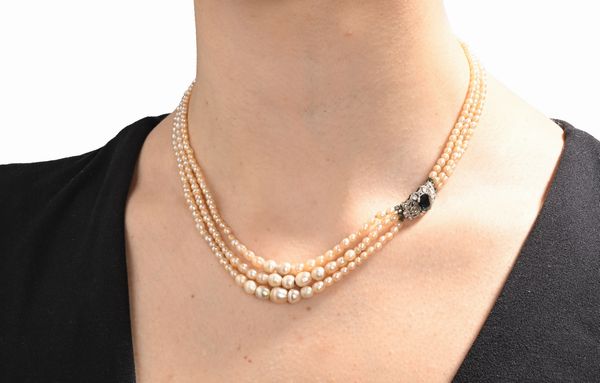 Collana di perle naturali a tre fili con chiusura in oro, diamanti e zaffiro  - Asta Importanti Gioielli e Orologi da polso e da tasca - Associazione Nazionale - Case d'Asta italiane