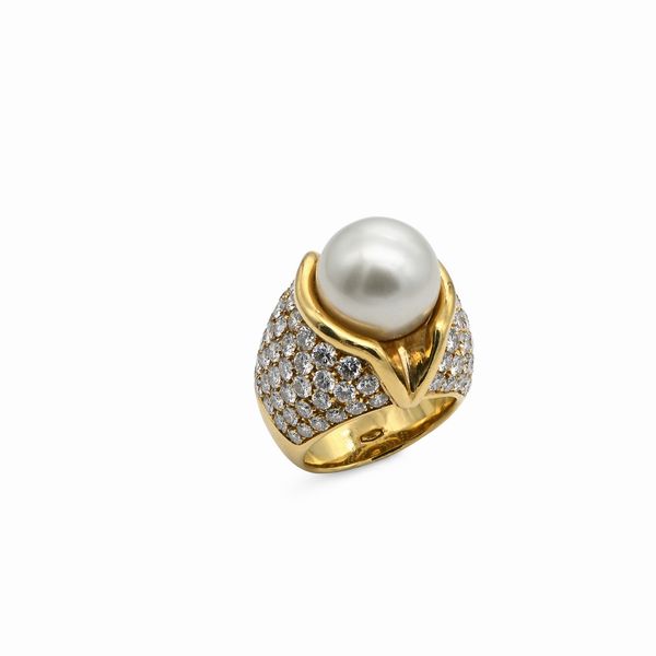 Anello in oro, perla South Sea e brillanti  - Asta Importanti Gioielli e Orologi da polso e da tasca - Associazione Nazionale - Case d'Asta italiane