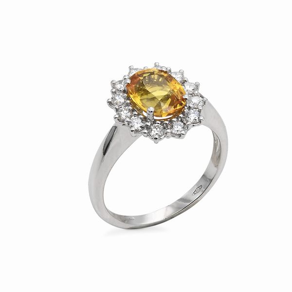 Anello in oro, zaffiro giallo e brillanti  - Asta Importanti Gioielli e Orologi da polso e da tasca - Associazione Nazionale - Case d'Asta italiane