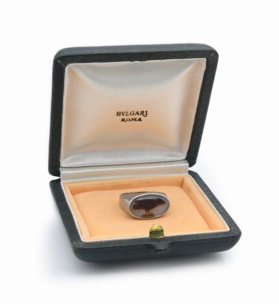 Anello in oro con cammeo su pietra dura entro astuccio Bulgari  - Asta Importanti Gioielli e Orologi da polso e da tasca - Associazione Nazionale - Case d'Asta italiane