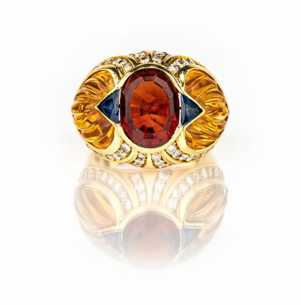 Anello in oro, granato, topazi, zaffiri e brillanti  - Asta Importanti Gioielli e Orologi da polso e da tasca - Associazione Nazionale - Case d'Asta italiane