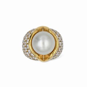 Anello in oro, perla South Sea e brillanti  - Asta Importanti Gioielli e Orologi da polso e da tasca - Associazione Nazionale - Case d'Asta italiane