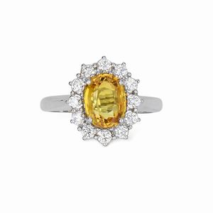 Anello in oro, zaffiro giallo e brillanti  - Asta Importanti Gioielli e Orologi da polso e da tasca - Associazione Nazionale - Case d'Asta italiane